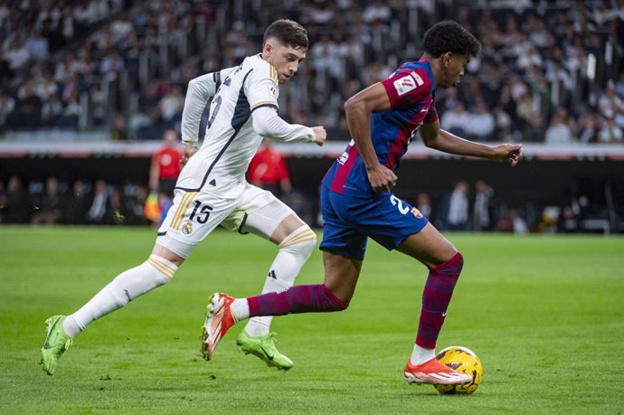 Archivo - 21 April 2024, Spain, Madrid: Barcelona's Lamine Yamal (R) and Real Madrid's Federico Valverde (L) battle for the ball during the Spanish Primera Division La Liga soccer match between Real Madrid and FC Barcelona at Santiago Bernabeu stadium. Ph