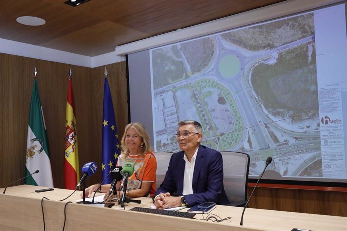 La alcaldesa, Ángeles Muñoz, ha señalado que "el objetivo es que las obras comiencen en 2025" y ha indicado que la Junta destinará 1,5 millones a la infraestructura, mientras que el Consistorio invertirá 500.000 euros en urbanizar la parcela anexa