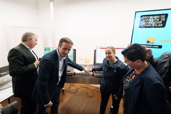 La presidenta del Cabildo de Tenerife, Rosa Dávila, en la presentación del modelo de energías renovables en Teleférico del Teide