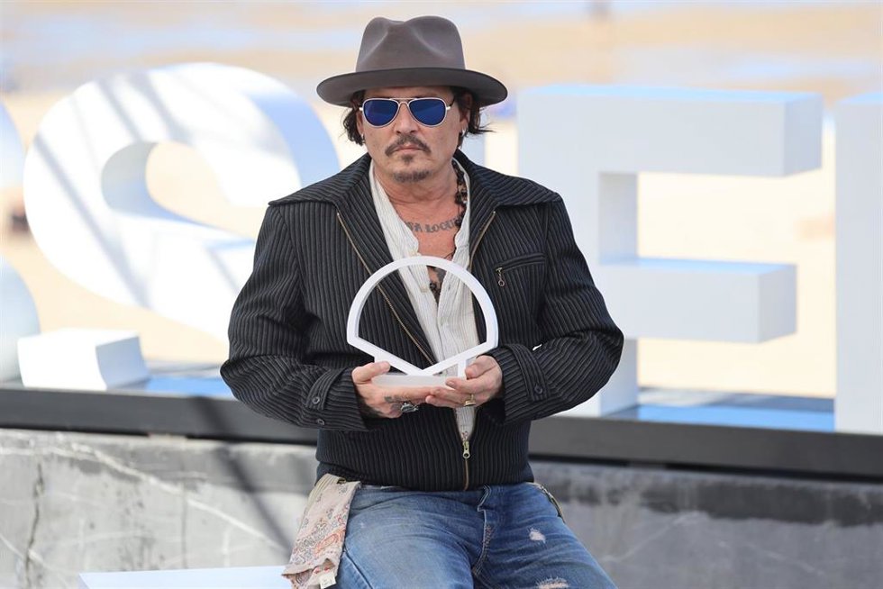 El actor y director Johnny Depp posa durante el photocall de la película Mod, en la 72 edición del Festival de Cine de San Sebastián, a 24 de septiembre de 2024, en San Sebastián, Guipúzcoa, País Vasco (España). 