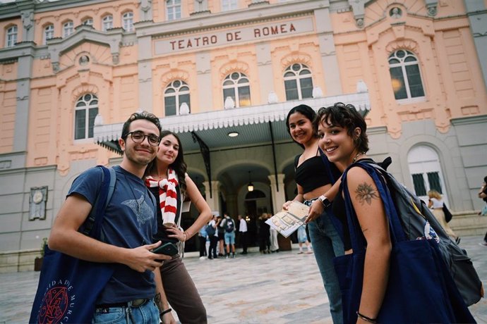 Cuatro estudiantes intervnacionales de la UMU, a su llegada al Teatro Romea