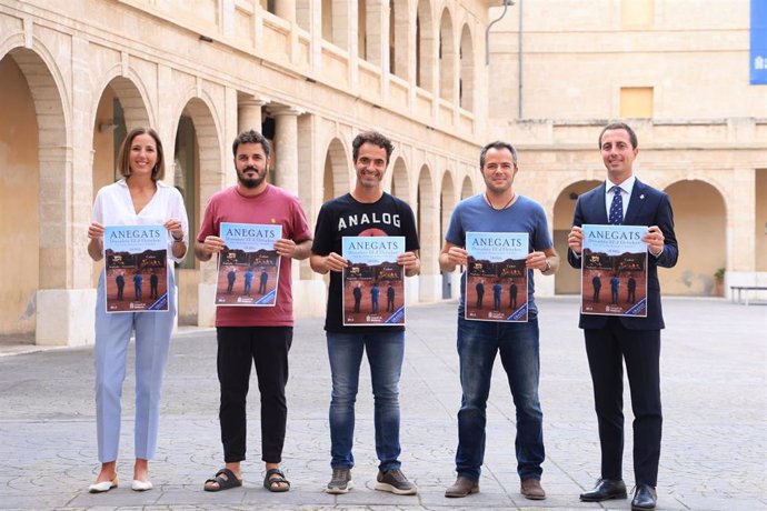 De izquierda a derecha, la vicepresidenta del Consell de Mallorca y consellera insular de Cultura, Antònia Roca, integrantes del grupo Anegats y el presidente del Consell de Mallorca, Llorenç Galmés, en la presentación del concierto en La Misericòrdia.