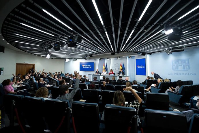 (I-D) El ministro de Política Territorial y Memora Democrática, Ángel Víctor Torres; la ministra de Educación, Pilar Alegría, la vicepresidenta tercera y ministra par la Transición Ecológica, Teresa Ribera y el ministro de Economía, Carlos Cuerpo, duran