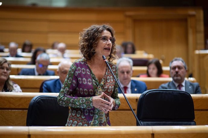 La vicepresidenta primera y ministra de Hacienda, María Jesús Montero, durante una sesión de control de Gobierno en el Senado, a 24 de septiembre de 2024, en Madrid (España). Una semana más el Gobierno tendrá que hacer frente a preguntas relacionadas con 