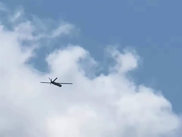 Archivo - JERUSALEM, Aug. 6, 2024  -- This video screenshot issued by Israeli media shows a drone infiltrating into the airspace in northern Israel, Aug. 6, 2024. A drone attack launched on Tuesday from Lebanon by Hezbollah forces injured six people in no