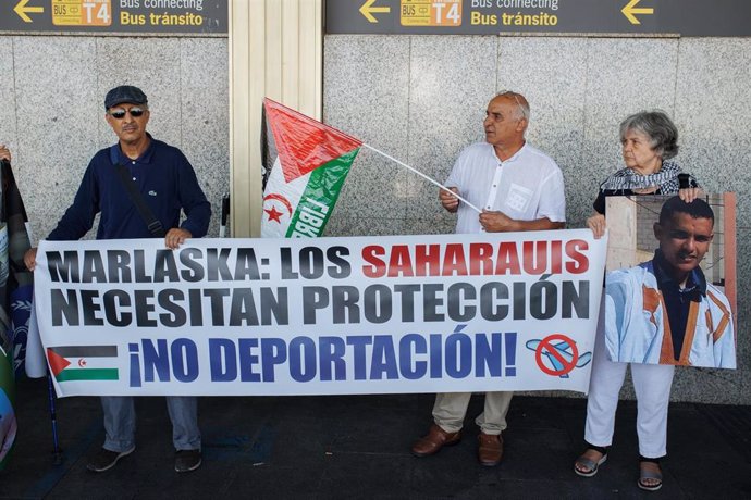 Varias personas apoyan con pancartas a los saharauis retenidos,  en la Terminal T-1 del Aeropuerto Adolfo Suárez-Madrid Barajas