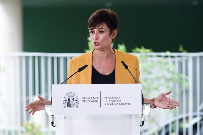 La ministra de Vivienda y Agenda Urbana, Isabel Rodríguez, comparece tras una visita a una promoción de 77 viviendas en Madrid financiadas a través del Plan Estatal de Vivienda, a 20 de septiembre de 2024, en Madrid (España). 