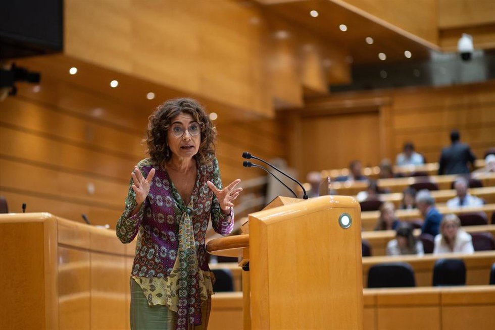 La vicepresidenta primera y ministra de Hacienda, María Jesús Montero, durante una sesión de control de Gobierno en el Senado, a 24 de septiembre de 2024, en Madrid (España). Una semana más el Gobierno tendrá que hacer frente a preguntas relacionadas co