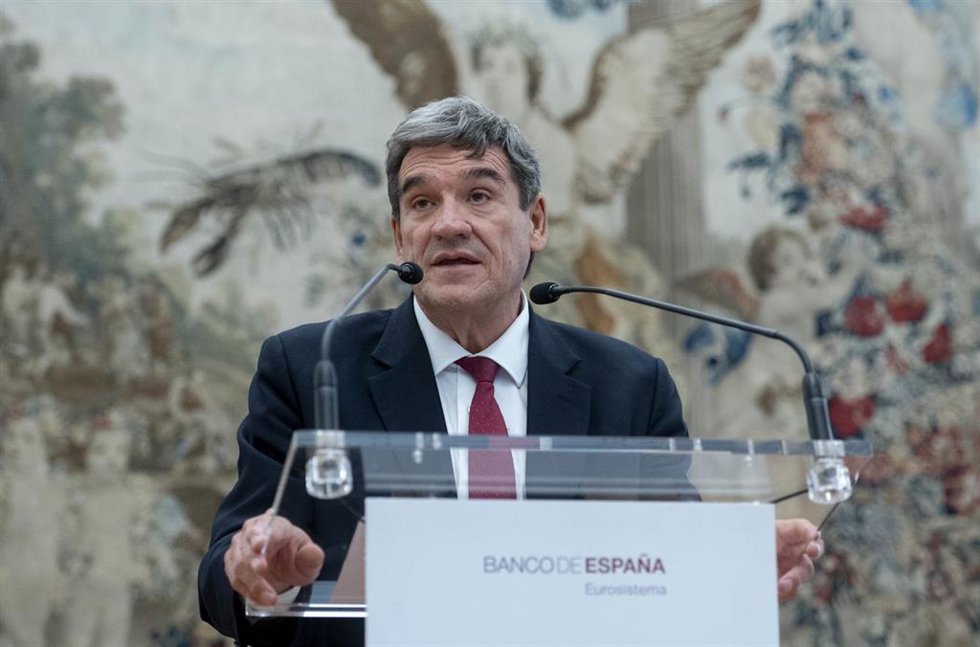 El gobernador del Banco de España, José Luis Escrivá, interviene durante la ceremonia de toma de posesión de su cargo, en el Banco de España, a 24 de septiembre de 2024, en Madrid (España). El nuevo gobernador estrena un protocolo sin discursos de sus e