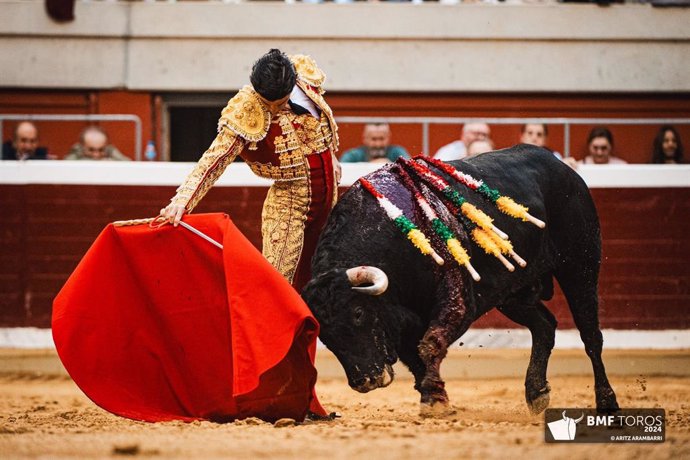 Pablo Aguado en un momento de la faena a su tercero al que ha cortado una oreja en Logroño en la última de feria de San Mateo