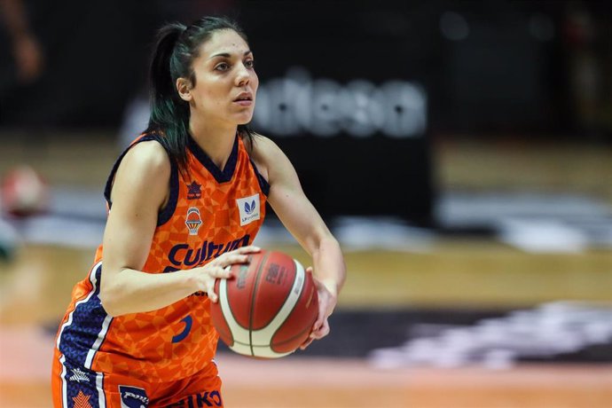 Archivo - Cristina Ouviña con el Valencia Basket