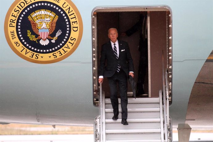 El presidente de Estados Unidos, Joe Biden, bajando de avión presidencial Air Force 1