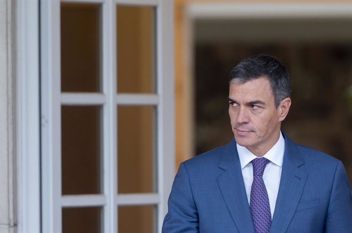 El presidente del Gobierno, Pedro Sánchez, sale a recibir al presidente de la Xunta de Galicia, en el Complejo de La Moncloa, a 20 de septiembre de 2024, en Madrid (España). Sánchez arranca hoy, 20 de septiembre, una ronda de reuniones bilaterales con los