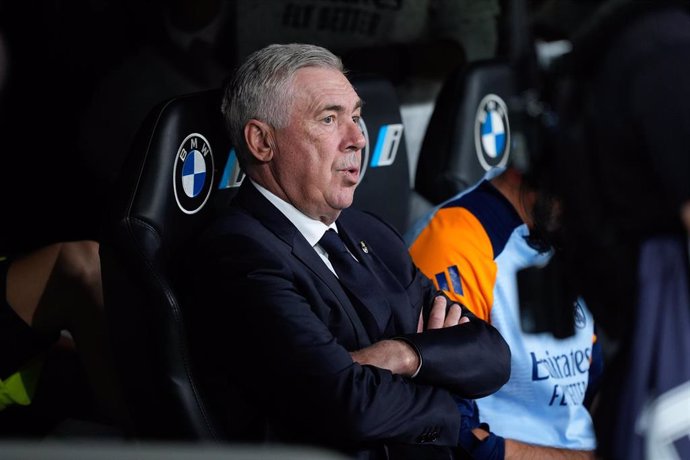 El entrenador del Real Madrid, Carlo Ancelotti, ante el Deportivo Alavés en LaLiga EA Sports 2023-2024, en un partido disputado en el Santiago Bernabéu. 