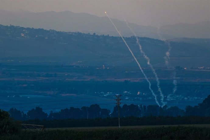 Archivo - Defensas aéreas de Israel interceptan proyectiles lanzados por Hezbolá desde Líbano