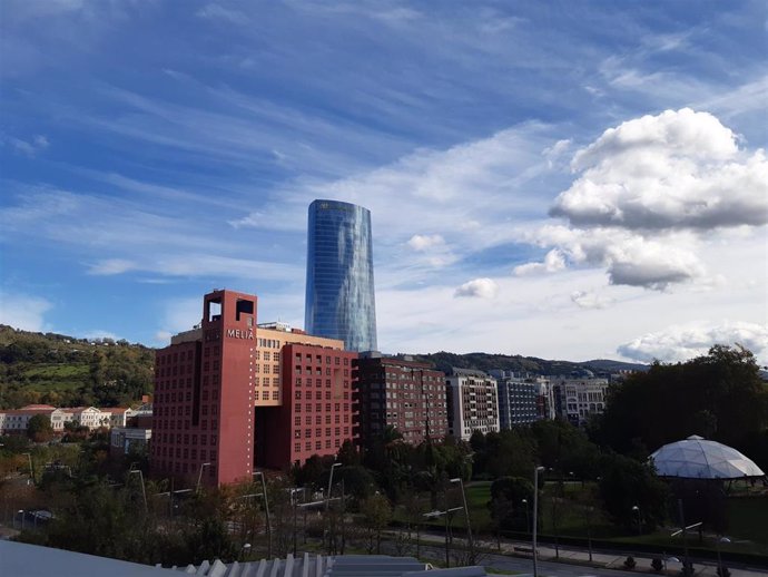 Archivo - Bilbao con algunas nubes