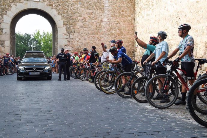 Archivo - Ciclistas reciben el coche fúnebre antes de la Capilla Ardiente de Federico Martín Bahamontes, en la sala capitular del ayuntamiento, a 8 de agosto de 2023, en Toledo, Castilla-La Mancha (España). Federico Martín Bahamontes, conocido como El Águ