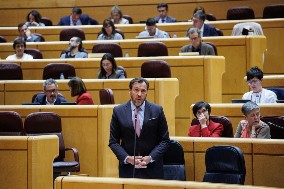 Archivo - El ministro de Transportes y Movilidad Sostenible, Óscar Puente, durante una sesión de control al Gobierno, en el Senado, a 28 de mayo de 2024, en Madrid (España). A 2 días de que la ley de amnistía vuelva a debatirse en el Congreso para ser a
