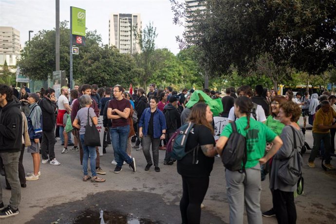 Un centenar de manifestantes se congregan en la plaza Europa de L'Hospitalet de Llobregat contra el congreso The District, a 25 de septiembre de 2024