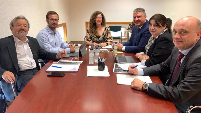 La directora general de Pymes y Autónomos del Gobierno de Aragón, Ana Sanz, se ha reunido con las organizaciones ATA y UPTA en la primera Comisión de Seguimiento del Programa de Segunda Actividad para Autónomos.