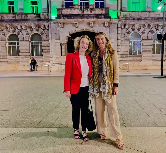 La presidenta del Colegio Oficial de Farmacéuticos de Cantabria  junto a la concejala de Igualdad del Ayuntamiento de Santander, en la Plaza del Ayuntamiento