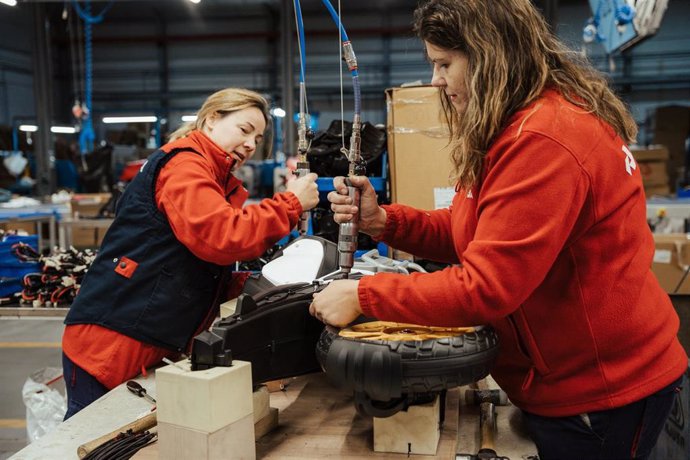 Archivo - Foto de archivo de dos trabajadoras en una fábrica de juguetes