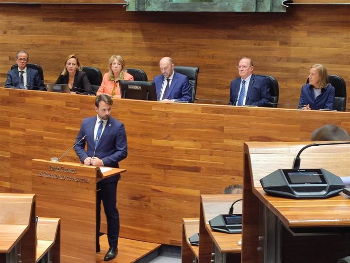 El portavoz parlamentario del PP, Álvaro Queipo, durante su intervención en el Debate de Orientación Política.