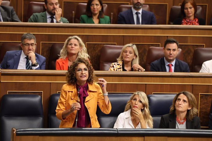 La vicepresidente segunda y ministra de Hacienda, María Jesús Montero, interviene durante una sesión de control al Gobierno, en el Congreso de los Diputados, a 25 de septiembre de 2024, en Madrid (España). 