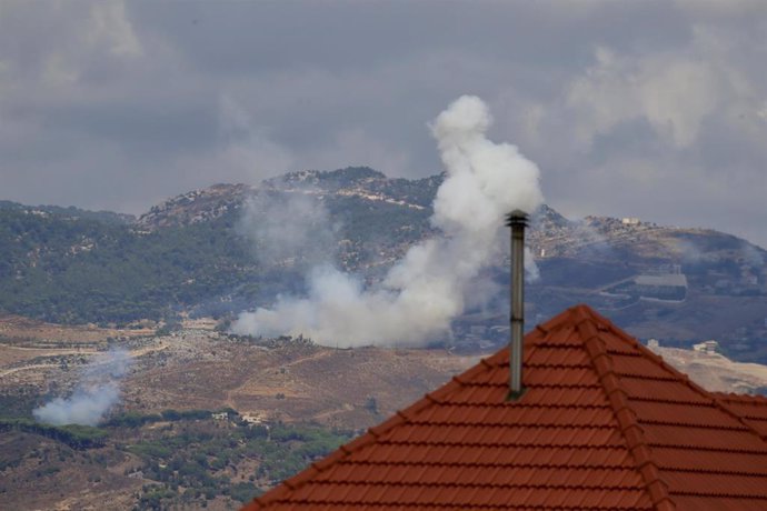 Columna de humo tras un bombardeo del Ejército de Israel contra Marjeyún, en el sur de Líbano (archivo)