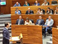 Barbón anuncia ante Queipo que duplicará la deducción fiscal por primer hijo y ampliará el horario de comedores