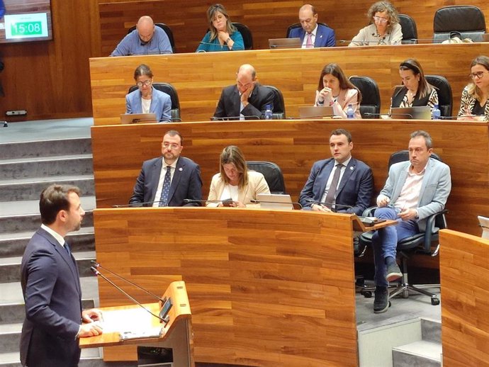 El portavoz del PP en la Junta General, Álvaro Queipo, interviene en el debate de Orientación Política, ante el presidente del Principado, el socialista Adrián Barbón, consejeros y diputados