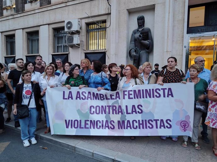 Imagen de la concentración convocada frente al Palacio de Justicia de Murcia contra el acuerdo judicial del caso de los empresarios acusados de abusar sexualmente de menores