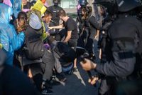 Los Mossos impiden a los manifestantes acercarse al congreso The District