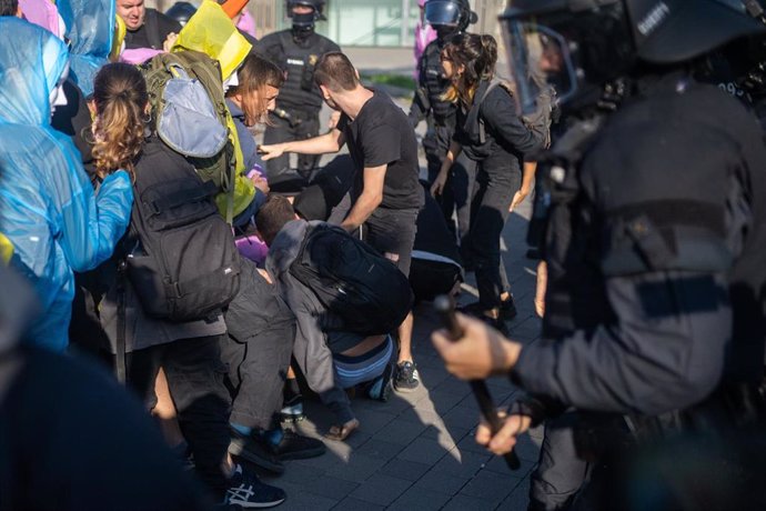 Los Mossos d'Esquadra intervienen en la manifestación ante las puertas de The District.