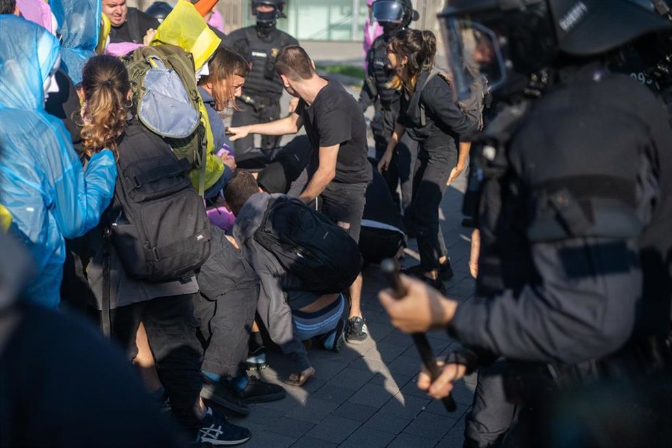 Los Mossos d'Esquadra intervienen en la manifestación ante las puertas de The District.