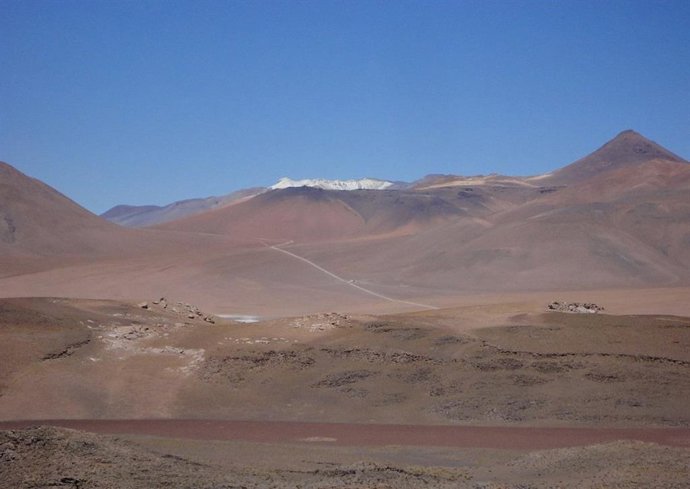 La cumbre cónica de la derecha se denomina Pico Laco, un volcán extinto citado en el estudio. Las zonas negras a la izquierda son Cerro Laco Sur y Cerro Laco Norte. La imagen muestra solo alrededor de la mitad del complejo volcánico.
