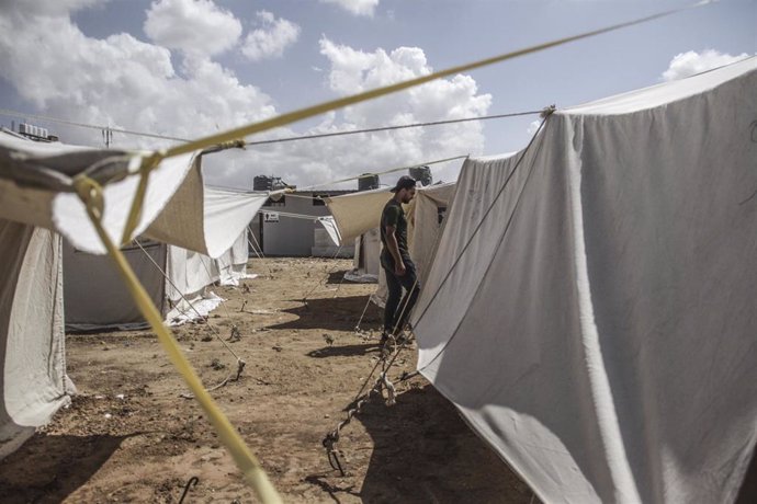 Palestinos desplazados en un campamento afectado por las inundaciones en el campamento de refugiados de Yabalia, en el norte de la Franja de Gaza, en medio de la ofensiva militar de Israel (archivo)