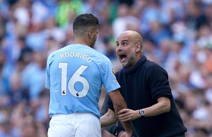 El jugador español Rodri Hernández (Manchester City), junto a su entrenador, Pep Guardiola.