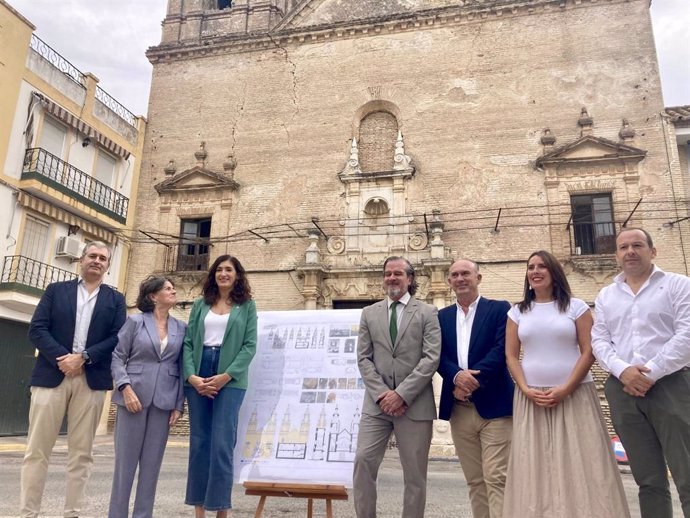 Foto de familia tras la presentación del proyecto de rehabilitación de las Torres Gemelas en Écija.