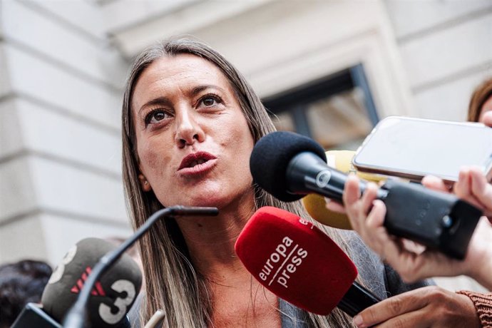 La portavoz de Junts en el Congreso de los Diputados, Miriam Nogueras, ofrece declaraciones a los medios, en el Patio del Congreso de los Diputados, a 24 de septiembre de 2024, en Madrid (España). 