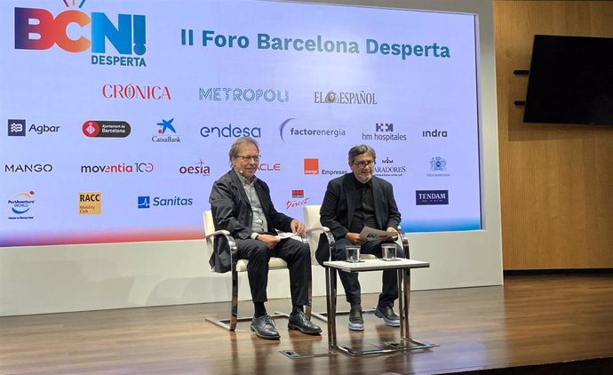 El presidente de la Cámara de Barcelona, Josep Santacreu, junto al periodista Manel Manchón.