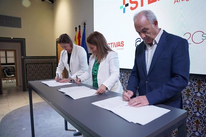 La rectora de la Universidad San Jorge, Silvia Carrascal; el presidente de CEOE Aragón, Miguel Marzo; y la presidenta de Directivas de Aragón, María Sasot, han firmado este miércoles el convenio.