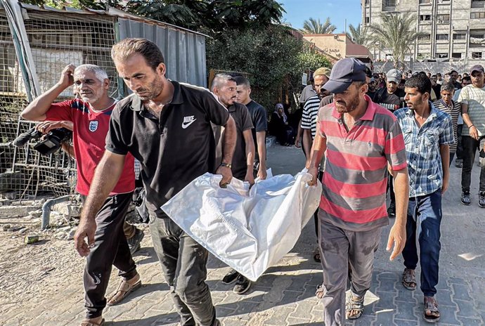 Archivo - Palestinos trasladan un cadáver tras ser entregado en el Hospital Naser para su entierro en la ciudad de Jan Yunis, en el sur de la Franja de Gaza (archivo)