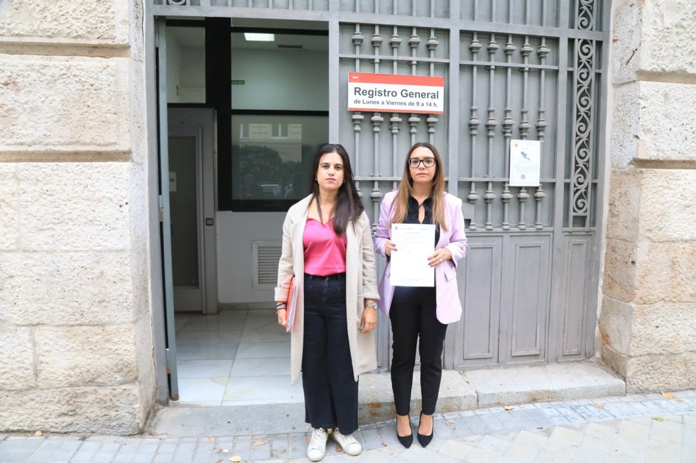 La alcaldesa de Rivas-Vaciamadrid, Aída Castillejo, junto a la concejala de Urbanismo y Vivienda, Yasmín Manji,