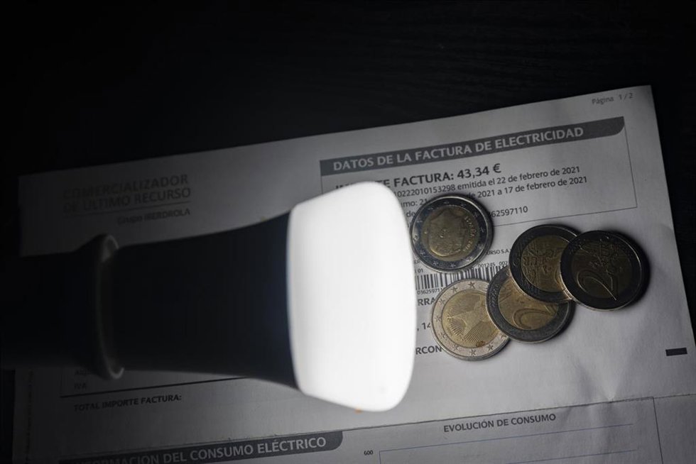 Archivo - Una lámpara refleja el importe de una factura el día en que el precio de la luz ha marcado un mínimo por primera vez en dos meses, a 27 de diciembre de 2021, en Madrid, (España). El precio medio de la electricidad en el mercado mayorista regis