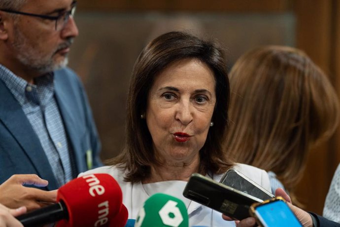 La ministra de Defensa, Margarita Robles, atiende a los medios de comunicación.