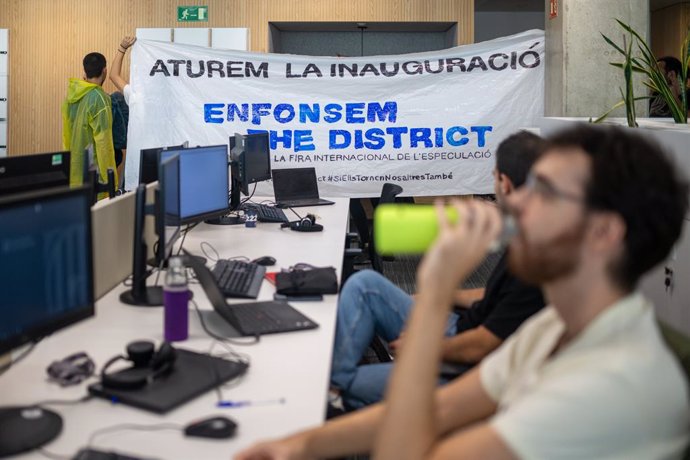 Els manifestants en favor del dret a l'habitatge en un edifici de la Generalitat