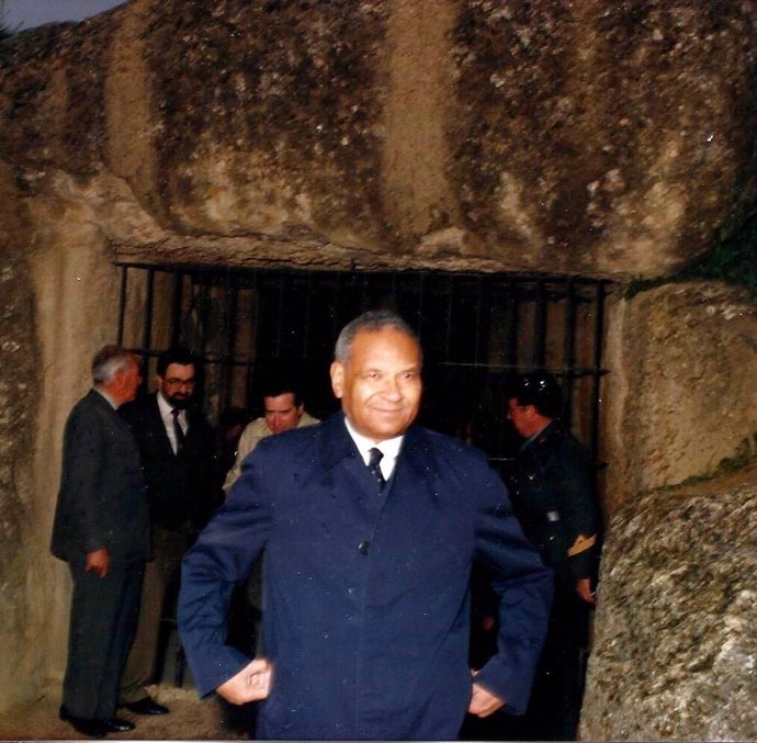 El exdirector general de la Unesco Amadou Mahtar M'Bow en su visita a los Dólmenes de Antequera en los años 80.