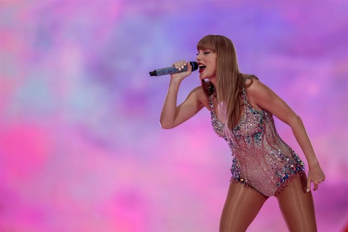 Archivo - La cantante Taylor Swift durante la primera de sus dos actuaciones en el Estadio Santiago Bernabéu