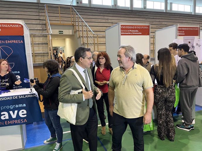 El rector de la USAL, Juan Manuel Corchado, conversa con el alcalde de Zamora, Francisco Guarido, hoy en el Campus Viriato.